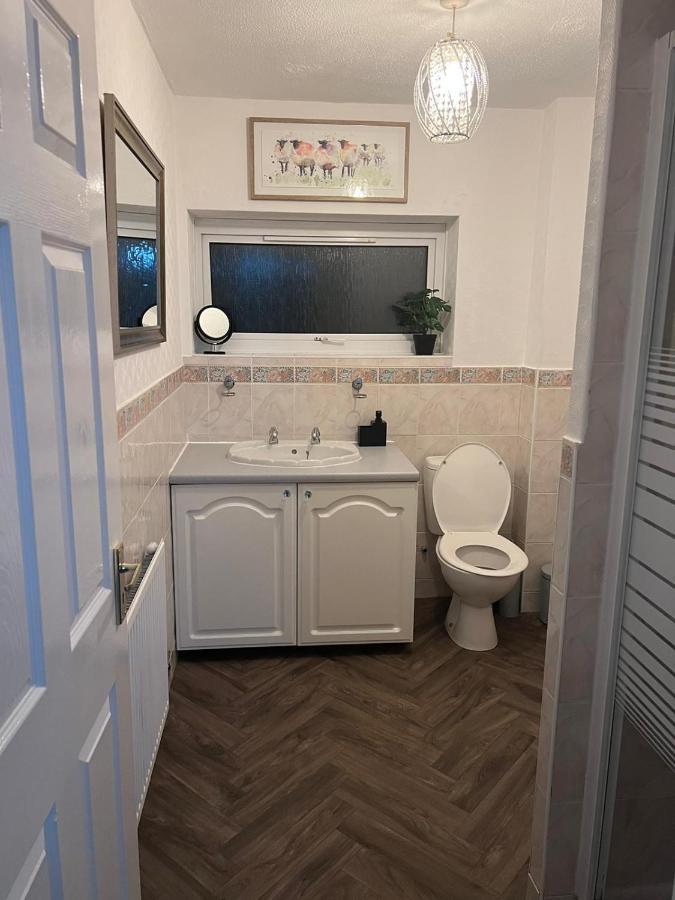 Spacious & Comfy Home- Very Close To Nec Birmingham ,Hs2 & Airport- Perfect For Contractors & Groups- Free Parking & Fast Wifi Marston Green Dış mekan fotoğraf